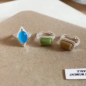 Verstellbare Ringe im Vintage-Stil mit blauen grünen und braunen Katzenaugensteinen