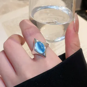 Nahaufnahme eines silberfarbenen Vintage-Rings mit einem blauen Katzenaugenstein