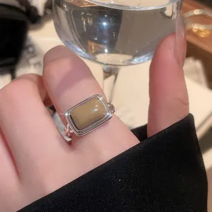 Detailaufnahme eines Vintage-Rings mit Katzenaugenstein und geflochtener Ringschiene