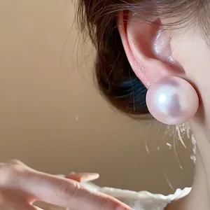 Elegantes pendientes de perlas redondas rosa irisadas para un estilo minimalista chic.