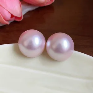 Elegantes pendientes de perlas rosas iridiscentes de estilo francés minimalista