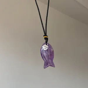 Detaillierte Ansicht des lila Amethyst-Fisch-Anhängers mit 'I love my cat' Charme.