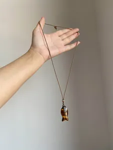 Detailaufnahme des Fisch-Anhängers aus Tigerauge mit 'I love my Cat' Herz-Charm