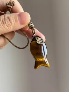 Detailansicht des Tigerauge-Fischanhängers mit 'my Cat' Herz-Charm und brauner Kordel