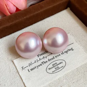 Vista macro de pendientes de perlas rosas iridiscentes con elegante brillo francés