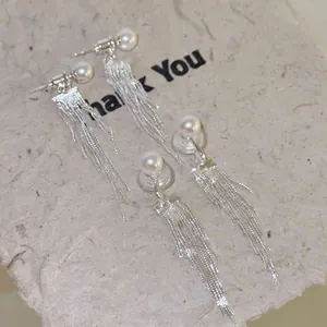 Eleganti orecchini a clip con nappa lunga in argento e perle bianche in stile francese