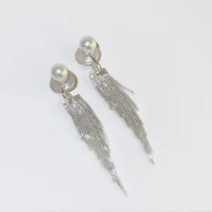 Eleganti orecchini a clip con nappe argentate e perle bianche per orecchie senza buco