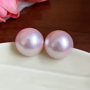 Primer plano detallado que muestra la superficie rosa irisada y brillante de los pendientes