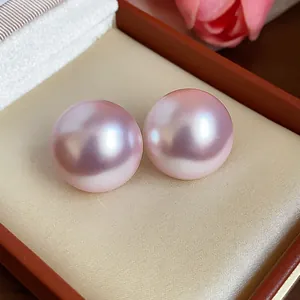 Primer plano detallado de pendientes de perlas rosas de fantasía con brillo metálico