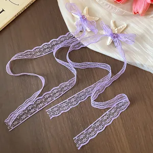 Dettaglio mollette per capelli in pizzo viola con stelle marine e gemme