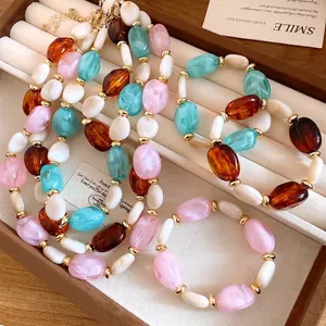 Elegantes mehrfarbiges unregelmäßiges Acrylperlen-Halsketten- und Armbandset
