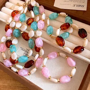 Buntes Set aus unregelmäßigen Acrylperlen-Halsketten und Armbändern in Box