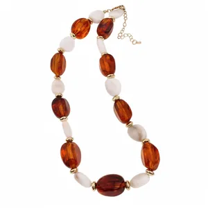 Elegante Vintage Halskette mit unregelmäßigen Acrylperlen in Bernstein und Creme für Damen