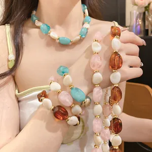 Detailansicht eines farbenfrohen Damen-Halsketten- und Armband-Sets aus Acrylperlen