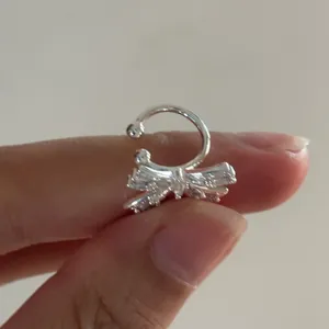 Élégante manchette d'oreille nœud en argent avec zircons pour oreilles non percées.