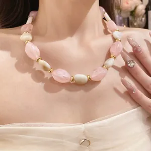 Detailansicht der unregelmäßigen rosa Acryl- und weißen Perlenkette an einem Modell