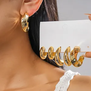Boucles d'oreilles Clous Géométriques Dorées Torsadées Style Européen Américain Pour Femmes Bijoux Mode Minimaliste avec Tige en Acier