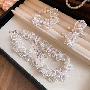 Élégante parure de bijoux française avec collier et boucles d'oreilles en perles