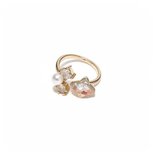 Elegante anello aperto dorato con perla bianca e cristallo a stella cangiante raffinato