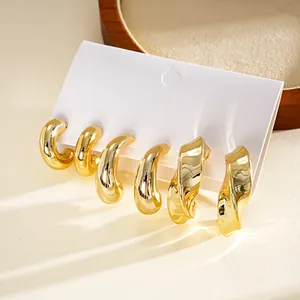 Vue détaillée d'un magnifique ensemble de six boucles d'oreilles créoles torsadées