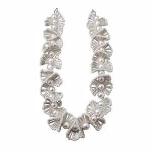 Collier de perles élégant de style français avec un design en dentelle d'éventail