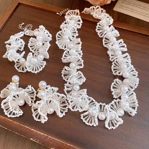 Gros plan sur l'élégant ensemble de collier et boucles d'oreilles en perles