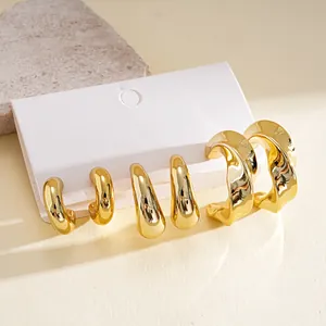 Vue détaillée d'un lot de 6 boucles d'oreilles créoles dorées, torsadées et géométriques