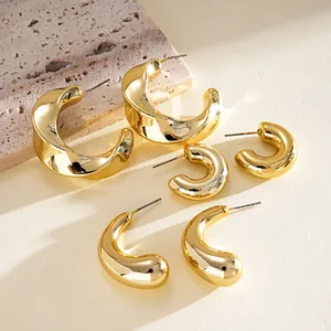 Vue détaillée d'un ensemble de 6 boucles d'oreilles géométriques dorées et torsadées