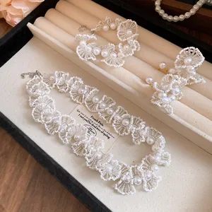 Vue détaillée d'un ensemble de bijoux en perles de style français dans son écrin.