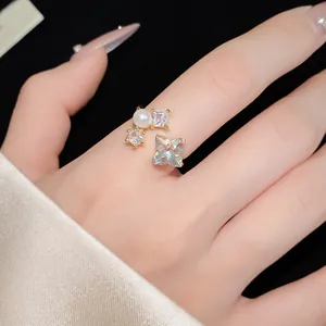 Vista dettagliata di un anello regolabile in oro con perla bianca e zirconi scintillanti