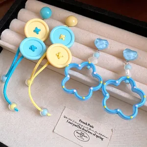 Boucles d'oreilles style dopamine d'été avec boutons colorés et breloques cœur bleu