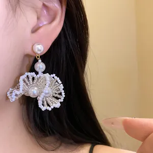 Gros plan détaillé de boucles d'oreilles élégantes en perles de style vintage français