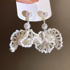 Élégantes boucles d'oreilles en perles de style français avec fleurs en dentelle blanche