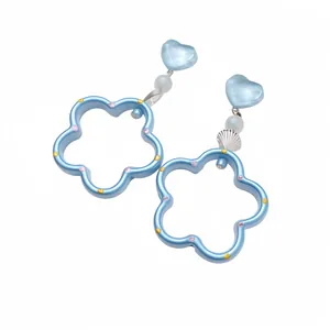 Boucles d'oreilles fleur bleue avec perles de coeur et détails de coquillage pour l'été