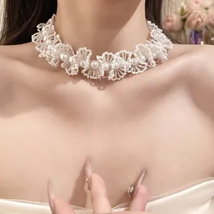 Détail d'un collier ras du cou en dentelle perlée élégante de style français pour femme