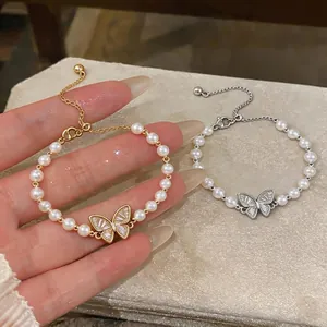 Elegante bracciale di perle placcato oro 18k con ciondolo a farfalla in zircone.