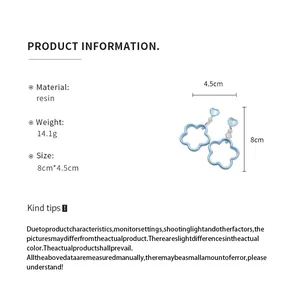 Vue détaillée des boucles d'oreilles fleurs bleues en résine avec des dimensions.