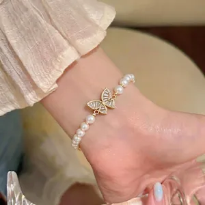 Elegante bracciale di perle con ciondolo a farfalla placcato oro 18 carati e zirconi