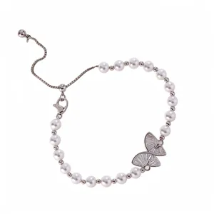 Bracciale di perle con ciondolo a farfalla placcato oro 18k e chiusura regolabile