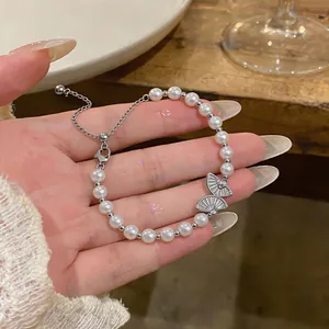 Vista dettagliata di un elegante bracciale di perle con ciondoli a ventaglio in zircone
