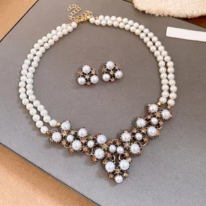 Set collana di perle a due fili e orecchini vintage con grappolo di cristalli