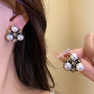Eleganti orecchini vintage a perno con perle e cristalli ambra e raffinato design a grappolo.