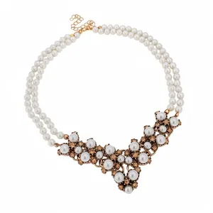 Elegante collana di perle vintage a due fili con ciondolo decorato di strass