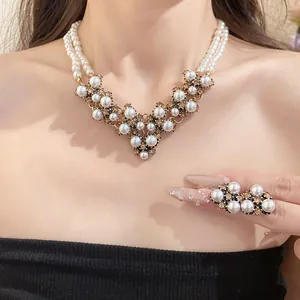 Vista dettagliata di un'elegante collana di perle vintage a due strati con set di gioielli di lusso.