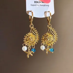 Pendientes colgantes dorados vintage con dijes de concha marina, estrella de mar y perlas