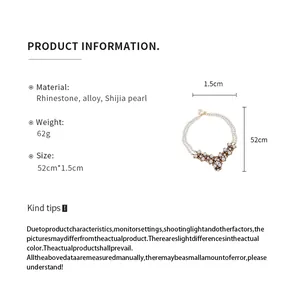 Dettaglio della collana di perle vintage con dimensioni e materiali in strass e lega.