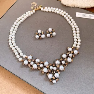 Elegante set collana di perle vintage a due fili con orecchini a lobo floreali coordinati.