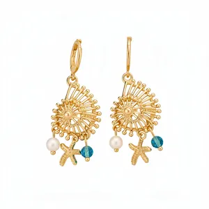Elegantes pendientes de aro vintage dorados con colgantes de perlas, conchas y estrellas de mar