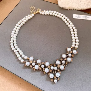Elegante collana di perle a due fili con ciondolo floreale dorato decorato in stile vintage