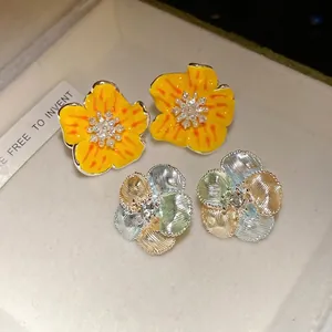 Orecchini a lobo a fiore in smalto con zirconi e perle in argento